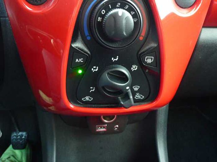 Toyota Aygo 5-Türer x-play touch
